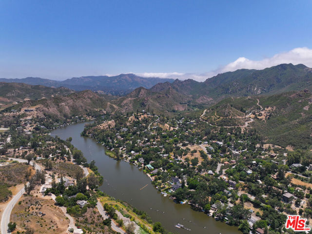 29255 S Lakeshore Drive, Agoura Hills CA: https://media.crmls.org/mediaz/90de06e2-41e8-4937-89dd-c874e433f555.jpg