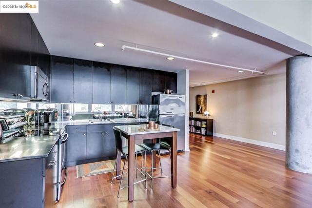 311 Oak St, Oakland CA: https://media.crmls.org/mediaz/90dfaef3-ff7c-4b79-a86c-80d0290938fc.jpg