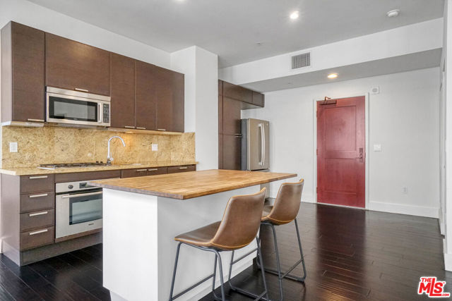 460 S Spring Street, Los Angeles CA: https://media.crmls.org/mediaz/90e0c866-550e-4148-80da-09f850e2b1a0.jpg