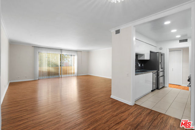 818 S Lucerne Boulevard, Los Angeles CA: https://media.crmls.org/mediaz/90e0e311-2768-46c9-805c-840e7ed60359.jpg