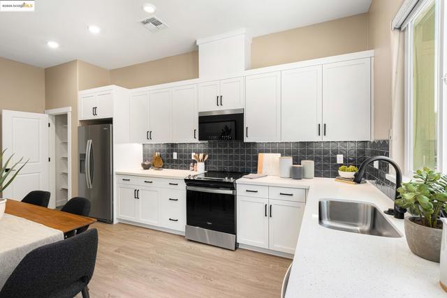 28946 Parkridge Lp, Hayward CA: https://media.crmls.org/mediaz/90e10e37-dfcb-4f8e-8028-e16493917a96.jpg