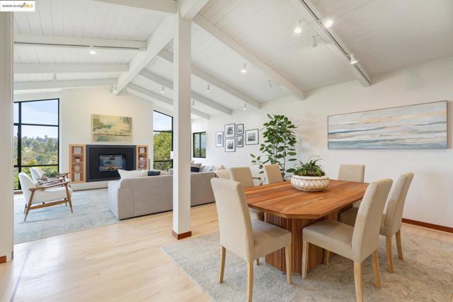 20 Ascot Ct, Oakland CA: https://media.crmls.org/mediaz/90e151b3-8fa9-4e6d-b0d0-ccb6b17a312d.jpg
