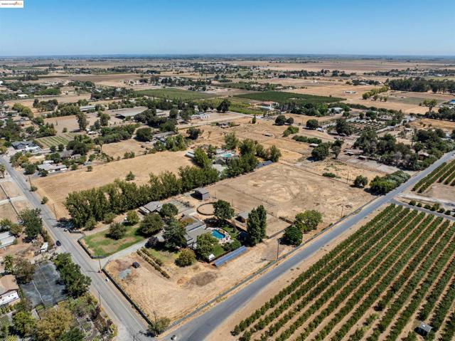 1600 Eden Plains Rd, Brentwood CA: https://media.crmls.org/mediaz/90e152bc-eea6-4798-ab6d-d52d4c450ec1.jpg