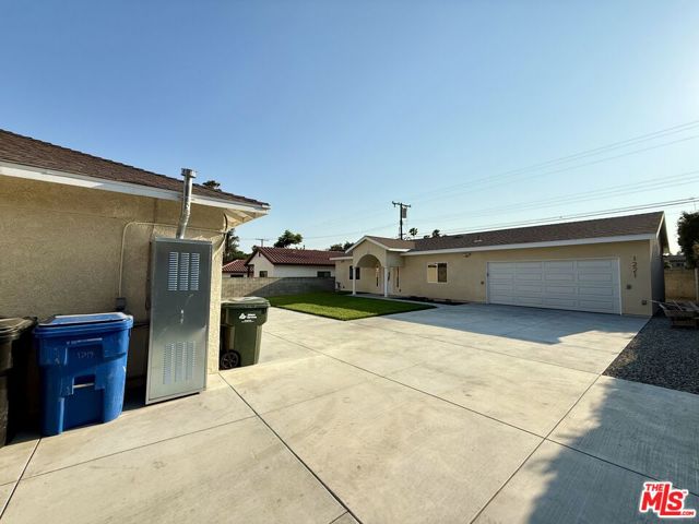 1221 N Azusa Avenue, Azusa CA: https://media.crmls.org/mediaz/90e19812-4664-4bbf-82ee-7543afdbda44.jpg