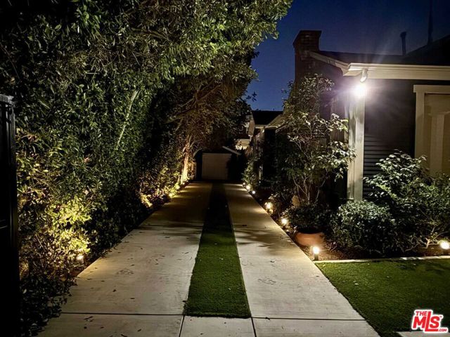 7024 De Longpre Avenue, Los Angeles CA: https://media.crmls.org/mediaz/90e1abe6-6cd8-48c9-8787-576ed6b10731.jpg