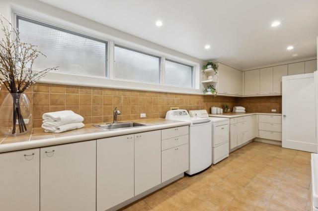 24292 Elise Court, Los Altos Hills CA: https://media.crmls.org/mediaz/90e1f966-8668-4737-910e-a82e7cfef7ba.jpg