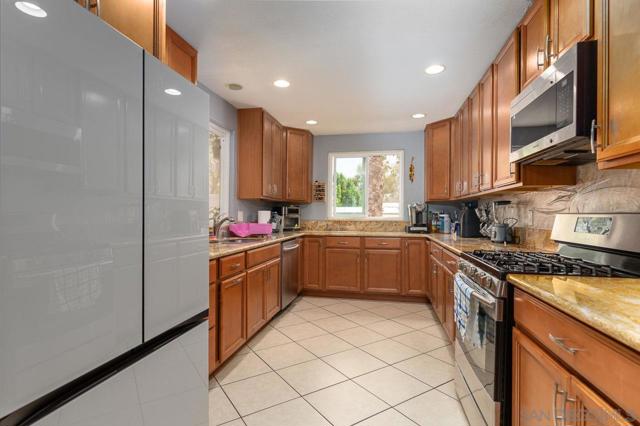 1339 Windsong Ln, Escondido CA: https://media.crmls.org/mediaz/90e31da0-de3b-4d71-86c2-ea702ad33793.jpg