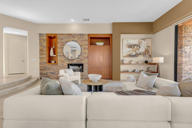 50050 Camino Privado, La Quinta CA: https://media.crmls.org/mediaz/90e32b69-e89e-40a6-af7b-681416a84a9e.jpg