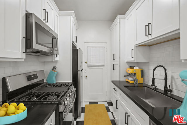 8433 Blackburn Avenue, Los Angeles CA: https://media.crmls.org/mediaz/90e429a8-0b6e-40ca-82d6-aa7e21287341.jpg