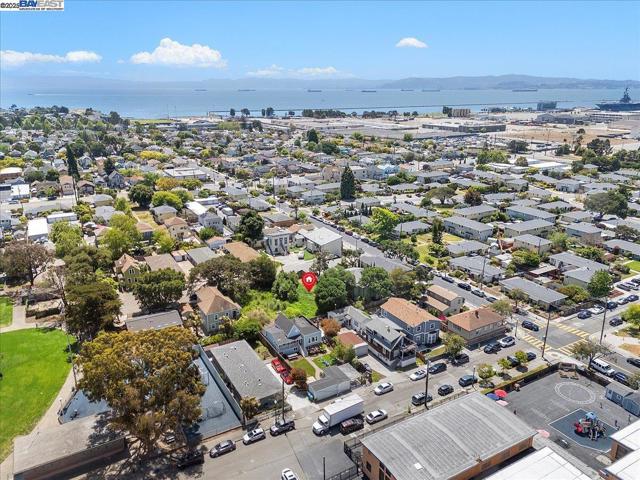 310 Spruce St, Alameda CA: https://media.crmls.org/mediaz/90e457e1-cb09-4063-a79d-0ee6180c992b.jpg