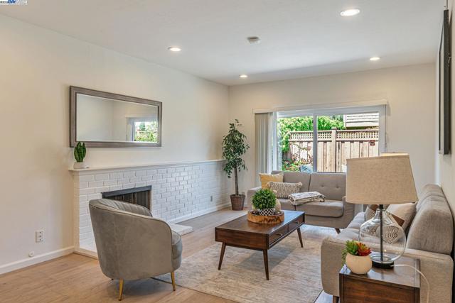 947 Crane Ave, Foster City CA: https://media.crmls.org/mediaz/90e4b998-6a0f-457d-ad07-f33e5546ff66.jpg