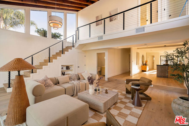 3820 S Burnside Avenue, Los Angeles CA: https://media.crmls.org/mediaz/90e4c9dd-6c04-4402-baa0-fa62545938d6.jpg