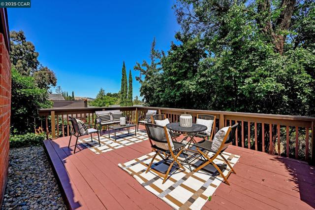 277 Holiday Hills Dr, Martinez CA: https://media.crmls.org/mediaz/90e56d46-8601-4f61-b1be-f09eb5e89918.jpg