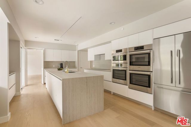 650 N Tigertail Road, Los Angeles CA: https://media.crmls.org/mediaz/90e5e1c0-8536-4221-bb45-31aa7062d74e.jpg