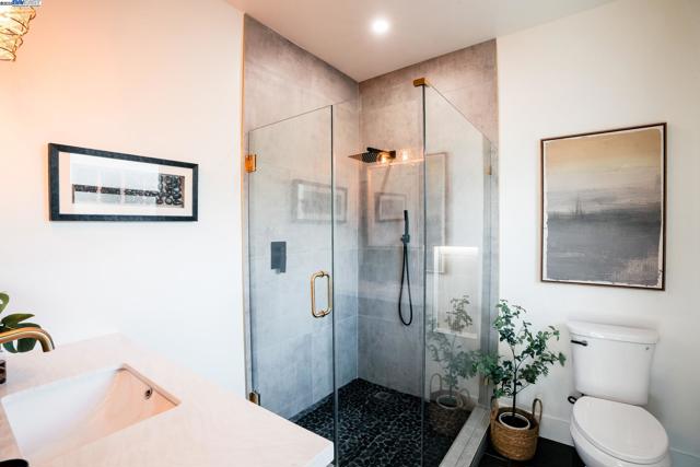 2232 Rosedale Ave, Oakland CA: https://media.crmls.org/mediaz/90e75f93-8123-443f-bed7-03bc626f0426.jpg