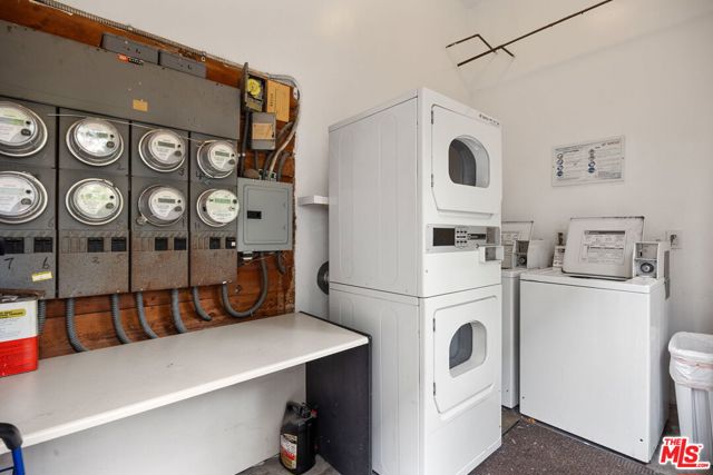 938 20th Street, Santa Monica CA: https://media.crmls.org/mediaz/90e88ca3-fbaf-4a41-9e21-878d10eac145.jpg
