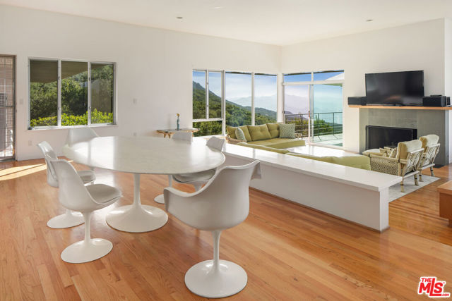 475 Stunt Road, Calabasas CA: https://media.crmls.org/mediaz/90e9182b-56b4-478b-832f-f36ce3f6a678.jpg