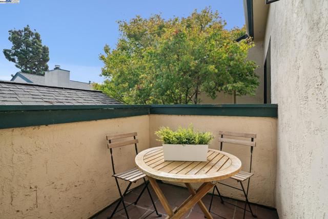 101 Carob Ln, Alameda CA: https://media.crmls.org/mediaz/90e9aa97-2433-4647-aa38-742c3f5d0ac9.jpg