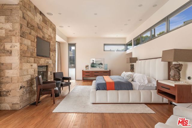 345 W Channel Road, Santa Monica CA: https://media.crmls.org/mediaz/90e9bf96-7ba9-461f-ad20-3cd870843629.jpg