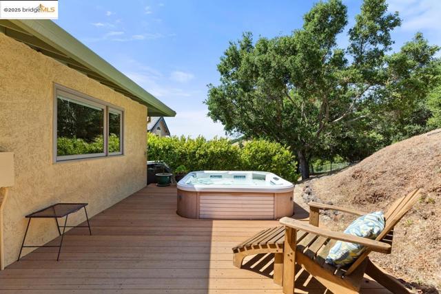 11718 Cranford Way, Oakland CA: https://media.crmls.org/mediaz/90ea2ebe-3a2d-4977-a5fc-50c0afbea5f9.jpg