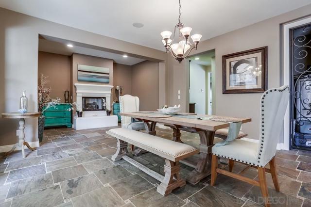 6977 Corte Langosta, Carlsbad CA: https://media.crmls.org/mediaz/90ebe358-dcd6-486a-af83-16b52d62f06e.jpg