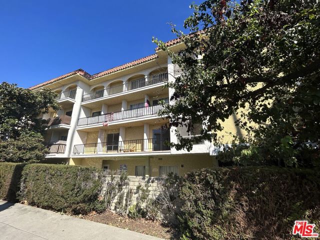 1033 6TH Street, Santa Monica CA: https://media.crmls.org/mediaz/90ec7ea1-cfa9-484a-b74e-9b4200596412.jpg