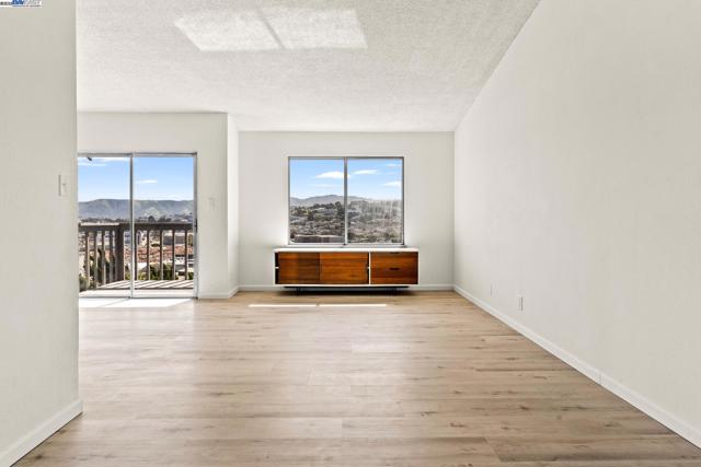446 Bayview Cir, San Francisco CA: https://media.crmls.org/mediaz/90ecfa2f-d5cd-412d-8e10-b142abdc57ee.jpg
