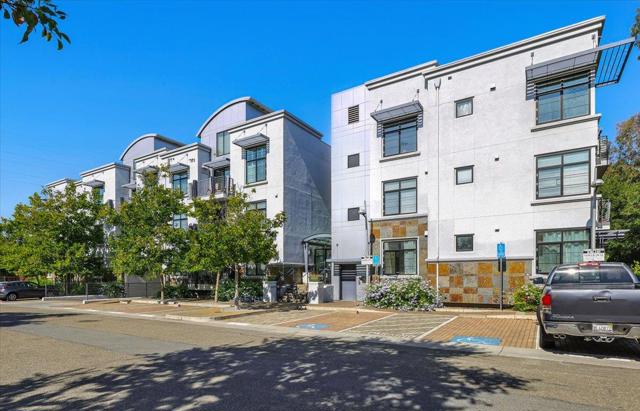 10745 N De Anza Boulevard, Cupertino CA: https://media.crmls.org/mediaz/90ed2dd9-406e-4381-ab4e-a9598ee86dd4.jpg