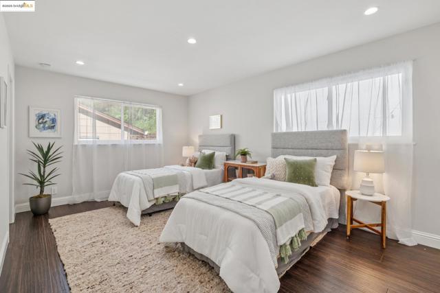 5646 Thornhill Dr, Oakland CA: https://media.crmls.org/mediaz/90ed8f33-dd12-4651-b263-779f70ee3591.jpg