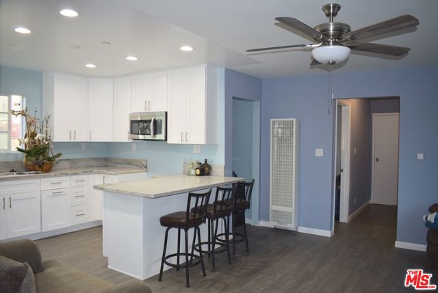 605 W 47th Street, Los Angeles CA: https://media.crmls.org/mediaz/90edff45-b301-48f8-9c61-8c97a17634ad.jpg