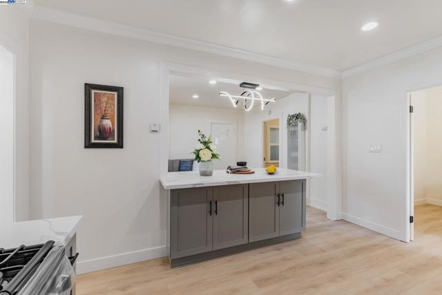 2720 Short St, Oakland CA: https://media.crmls.org/mediaz/90ee0a17-43c9-4c33-9df0-4941782fcb1f.jpg
