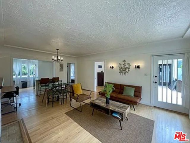 837 5th Street, Santa Monica CA: https://media.crmls.org/mediaz/90ee2fb0-aad9-418b-8c84-d7a5043a5e63.jpg