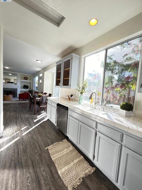 Image 19 of 57 For 2340 Brompton Ave
