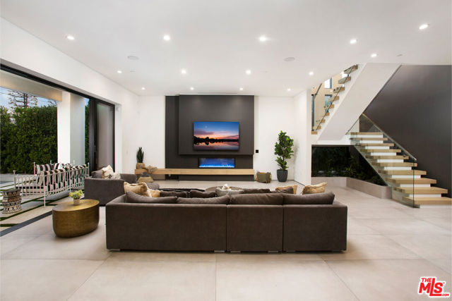 4527 Simpson Avenue, Studio City CA: https://media.crmls.org/mediaz/90eef3dc-3b82-49e6-86c5-1ce53771af70.jpg