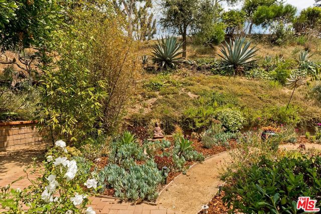 17181 Avenida De La Herradura, Pacific Palisades CA: https://media.crmls.org/mediaz/90ef6f04-b1cc-4fe2-8431-f1bff0a4176c.jpg