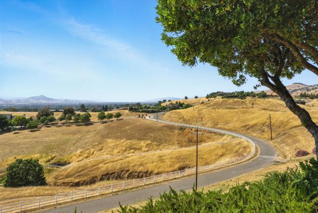 2525 Bridle Path Drive, Gilroy CA: https://media.crmls.org/mediaz/90f0f5d1-eeb9-4cea-b6c5-788229cbe45c.jpg