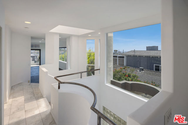 1129 2nd Street, Hermosa Beach CA: https://media.crmls.org/mediaz/90f11b06-eae3-4bfc-84c7-a652690bd9c7.jpg