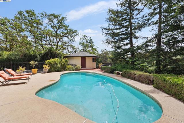 375 Montecillo Dr, Walnut Creek CA: https://media.crmls.org/mediaz/90f12adf-fe14-47fb-ac6e-dba3b00a333e.jpg