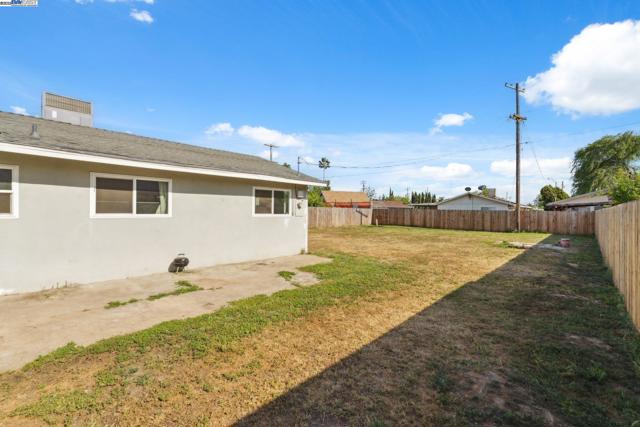 5112 Tyson Ave, Modesto CA: https://media.crmls.org/mediaz/90f13bf2-db65-43de-9e4a-3c1a9fea2539.jpg