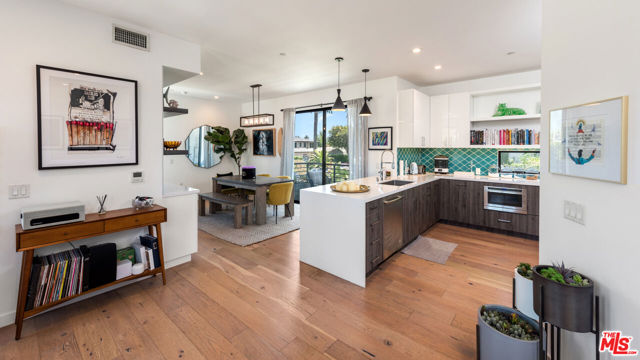 11900 Washington Place, Los Angeles CA: https://media.crmls.org/mediaz/90f1716a-a07c-482e-9293-a5067145abed.jpg