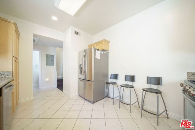 2716 Honolulu Avenue, Montrose CA: https://media.crmls.org/mediaz/90f33d17-8a19-4d12-adf7-5273b7b9963a.jpg