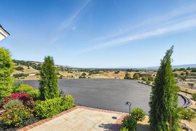 2525 Bridle Path Drive, Gilroy CA: https://media.crmls.org/mediaz/90f50ff5-7808-4066-b68e-b92c7d951f81.jpg