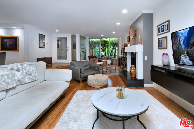 11687 Bellagio Road, Los Angeles CA: https://media.crmls.org/mediaz/90f637e2-5b58-4085-997f-e93389e70559.jpg