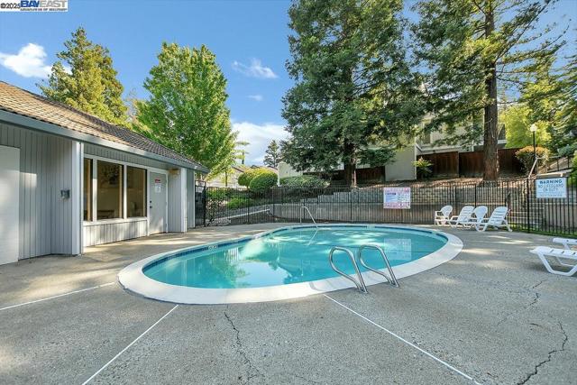 235 Via Pinada Ln, Martinez CA: https://media.crmls.org/mediaz/90f90617-17fd-411c-ac9c-409180b21a03.jpg