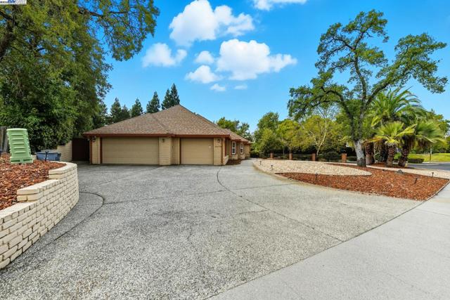 4470 Rolling Oaks Dr, Granite Bay CA: https://media.crmls.org/mediaz/90f976dd-3843-4275-9554-9e2c776c54f3.jpg