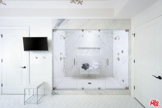 9885 Carmelita Avenue, Beverly Hills CA: https://media.crmls.org/mediaz/90f993a4-de09-4b4c-ac54-ebad95dc6a2f.jpg