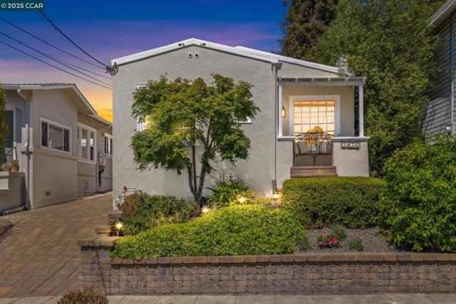 3036 Delaware St, Oakland CA: https://media.crmls.org/mediaz/90fa822d-e5d8-4d07-b0fe-07f7afb2173a.jpg