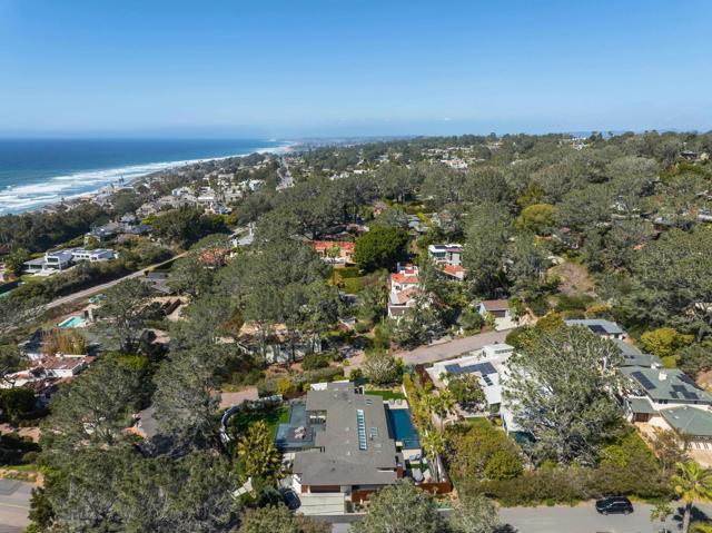 327 Pine Needles Dr, Del Mar CA: https://media.crmls.org/mediaz/90fae845-b86e-46a1-b156-42f821cb2ffb.jpg
