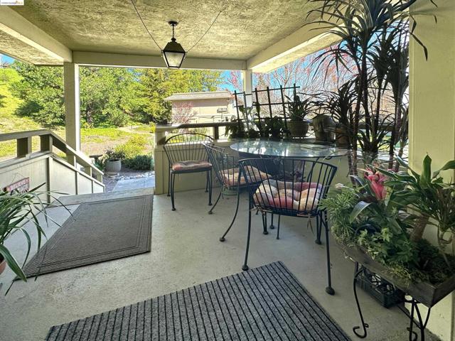 1910 Skycrest Dr, Walnut Creek CA: https://media.crmls.org/mediaz/90faec4f-1e9e-4265-b5f1-19916c19607c.jpg