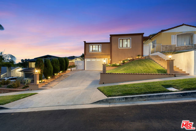 4134 W 60th Street, Los Angeles CA: https://media.crmls.org/mediaz/90fb2100-b4b6-4461-bd6d-58fb7513fb4c.jpg